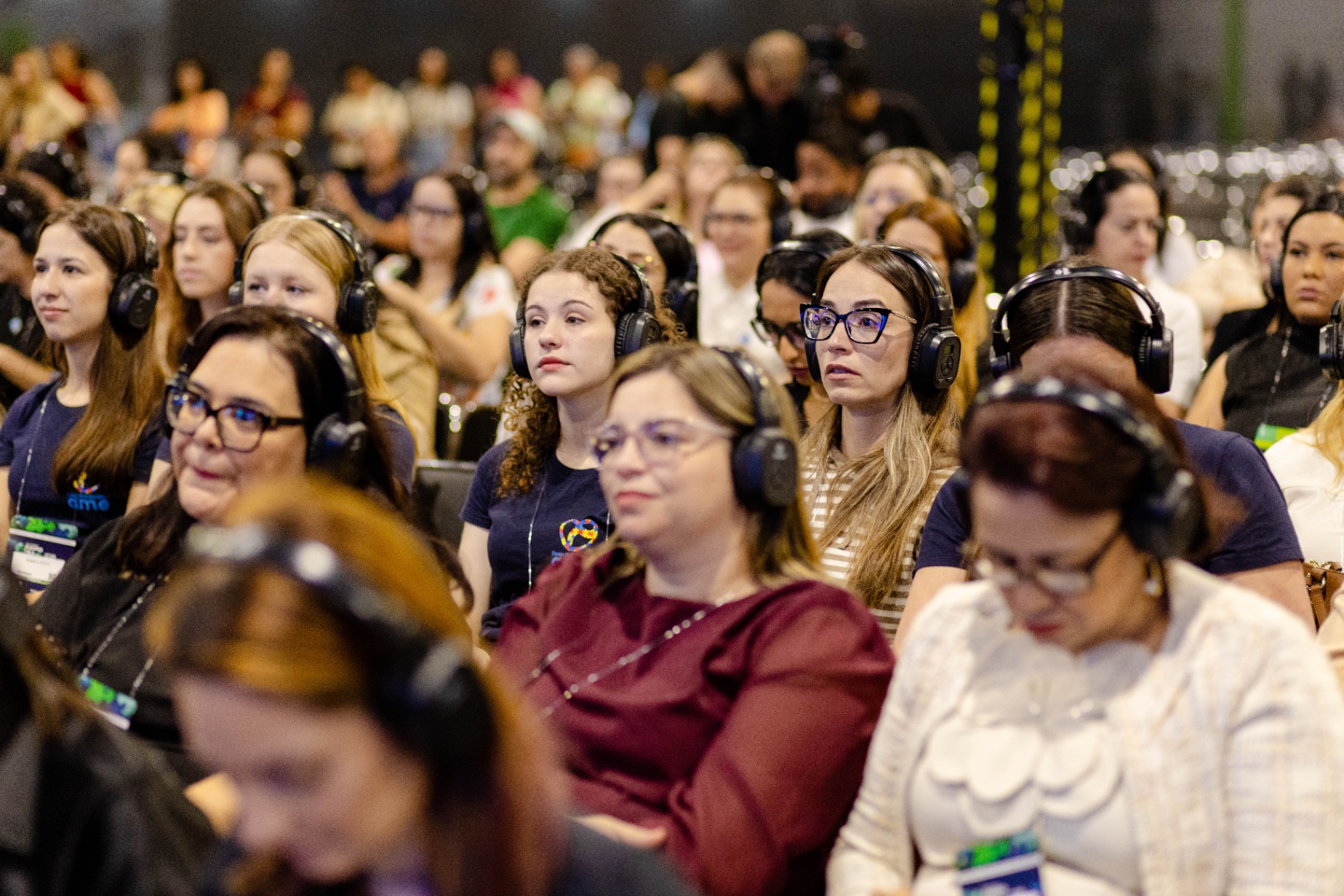 Plateia do Congresso ExpoTEA com fones de tradução simultânea
