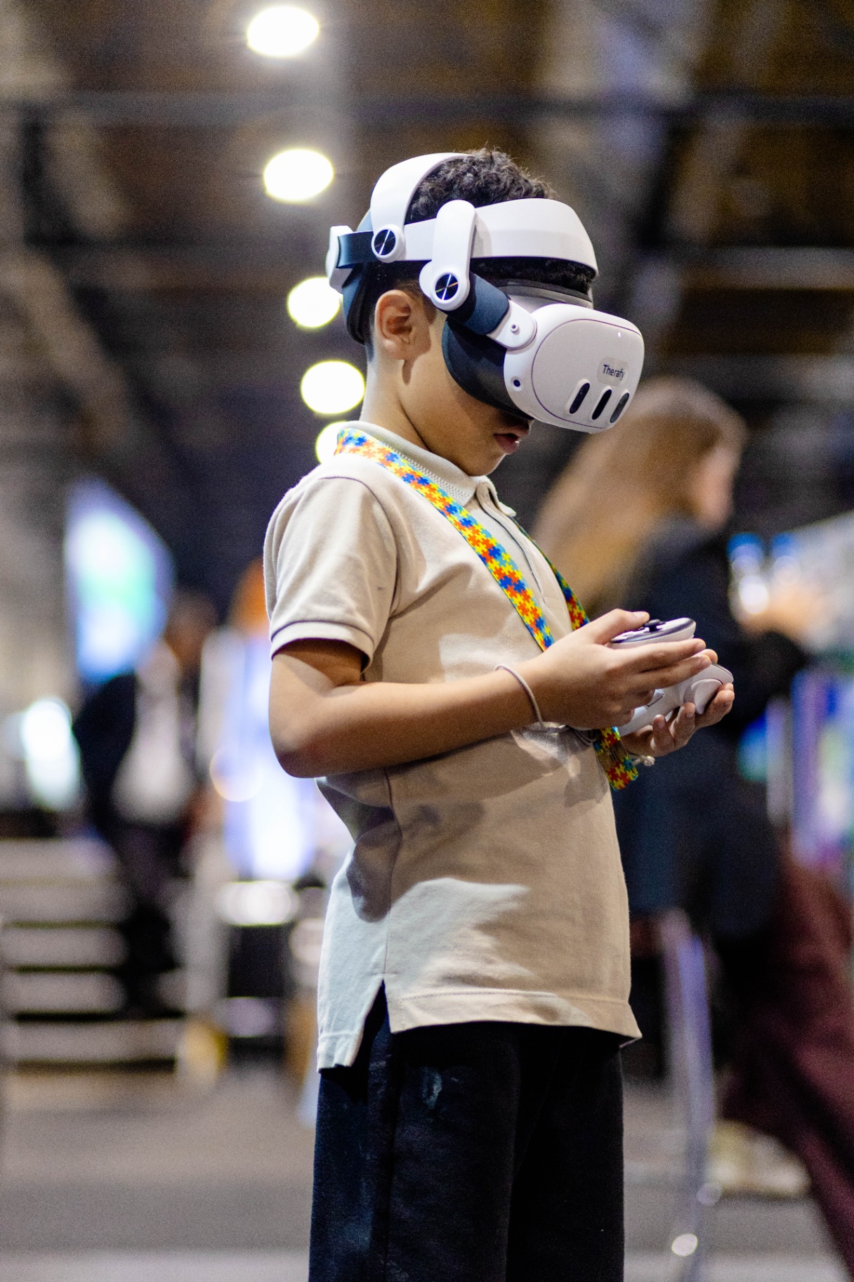 Criança usando óculos de realidade virtual em ativação sensorial