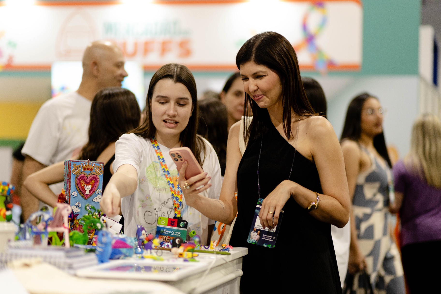 Visitantes interagindo com artesanato no estande da ExpoTEA 2025
