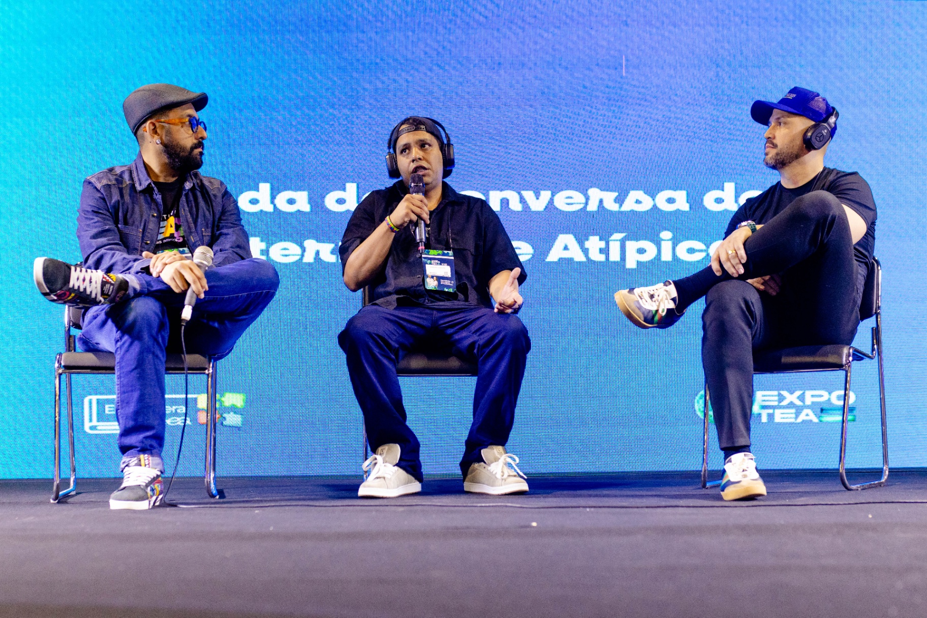 Mesa de conversa com três participantes no palco da ExpoTEA