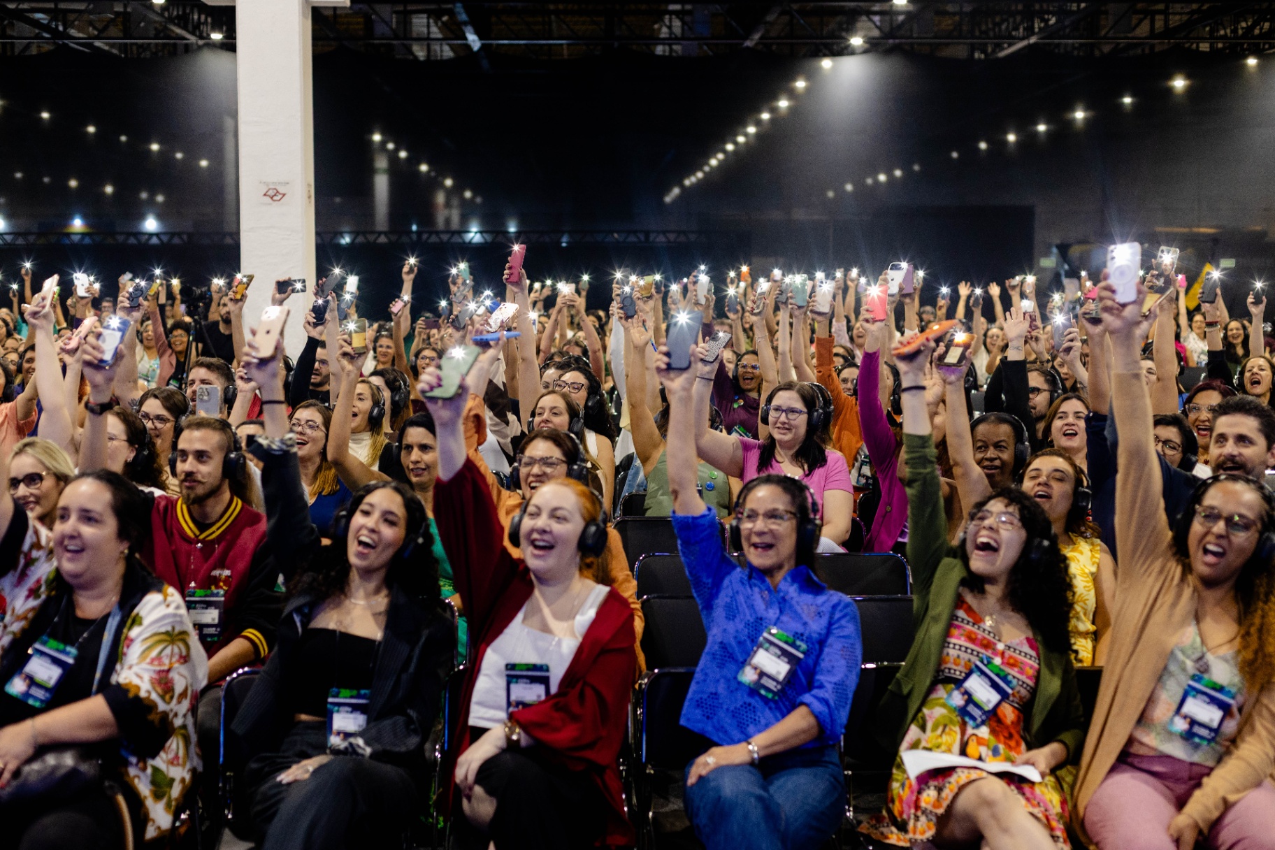 Plateia vibrando com celulares iluminados no Congresso ExpoTEA 2025